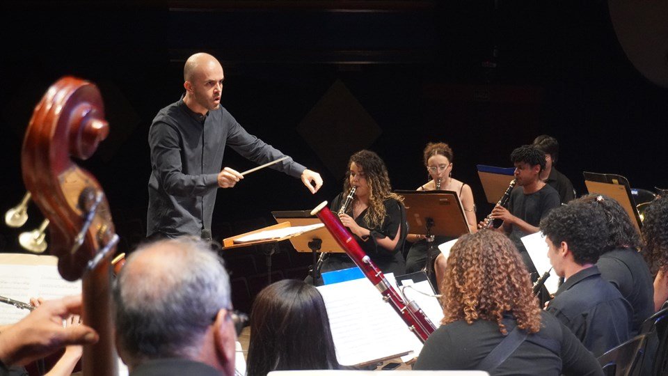 Banda Sinfônica da Fames apresenta concerto com o pianista Willian Lizardo