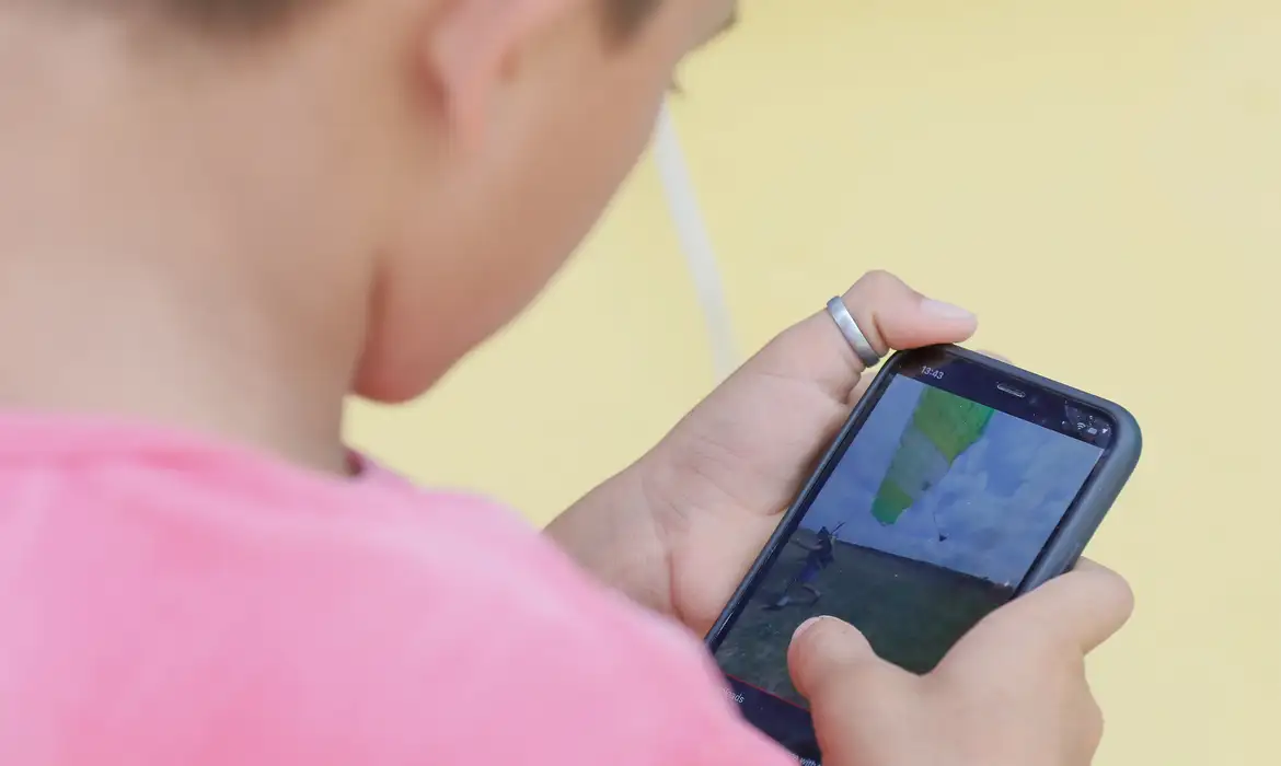 Uso de internet por crianças entre 6 e 8 anos dobrou na última década, diz estudo