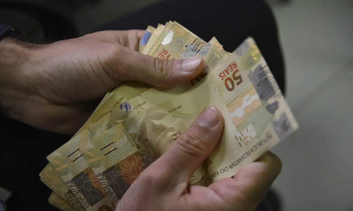 Trabalhadores têm até sexta-feira (27) para sacar abono do PIS