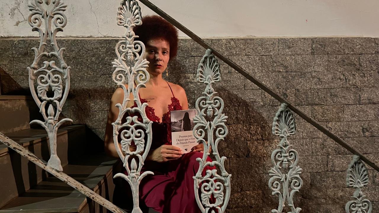 Escritora capixaba Ingrid Carrafa lança ‘Poemas para depois que o Fim do Mundo Passar’