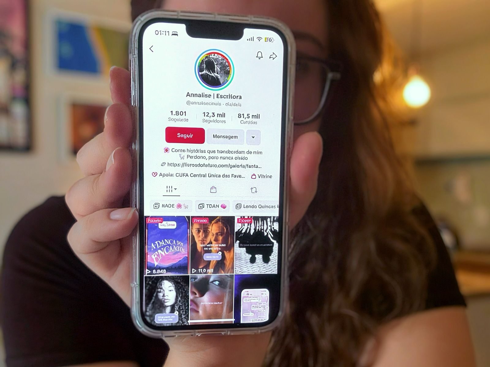 Escritora capixaba disputa concurso literário nacional do TikTok com voto popular