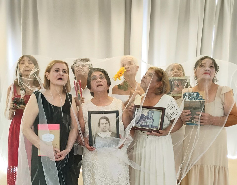Alunas do projeto Poesia Urgente 60+ apresentam performance ‘Nostalgia’ em Vila Velha