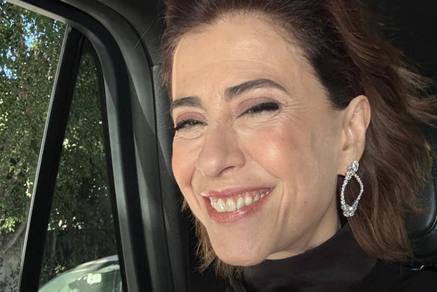 Fernanda Torres posta foto de seu look a caminho da cerimônia do Globo de Ouro