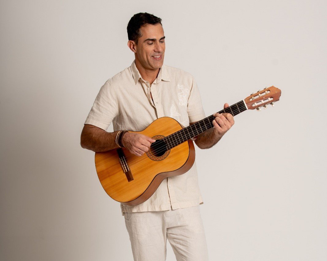 Capixaba Rodrigo CX estreia miniturnê ‘Bossa-Reggae’ com shows pela Bahia