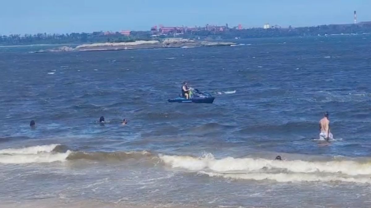 Jet ski é flagrado próximo a banhistas na Praia de Camburi, em Vitória