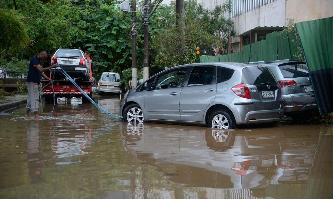 Perdeu a placa do carro em alagamento? Saiba o que fazer