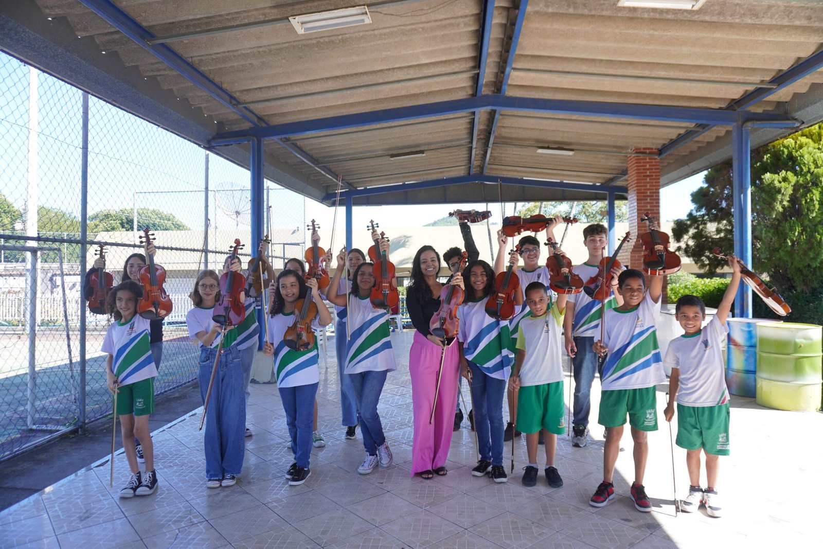 Quando a escola vira palco: jovens aprendem a tocar violino em Cariacica