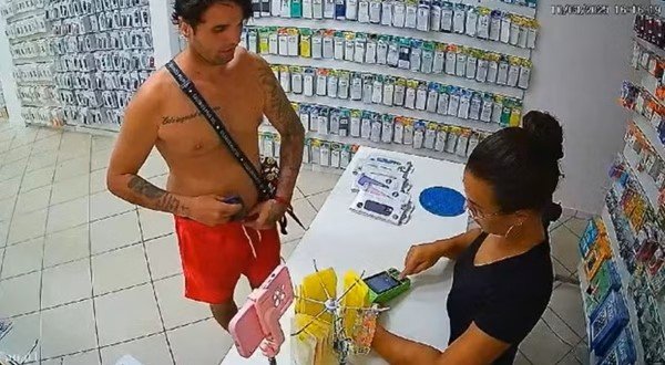 Homem que matou vendedora na Glória morreu com perfuração no pescoço, diz polícia