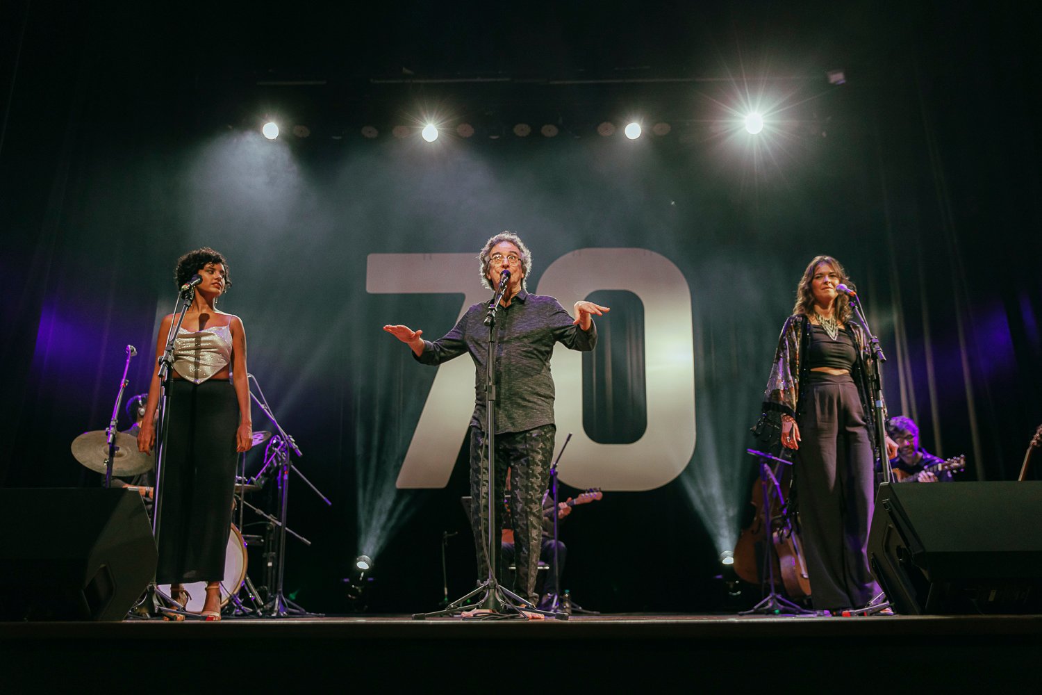 Carlos Papel lança álbum ao vivo com clássicos, inéditas e participações de artistas capixabas
