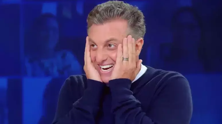 Luciano Huck interrompe gravação para atender ligação inesperada