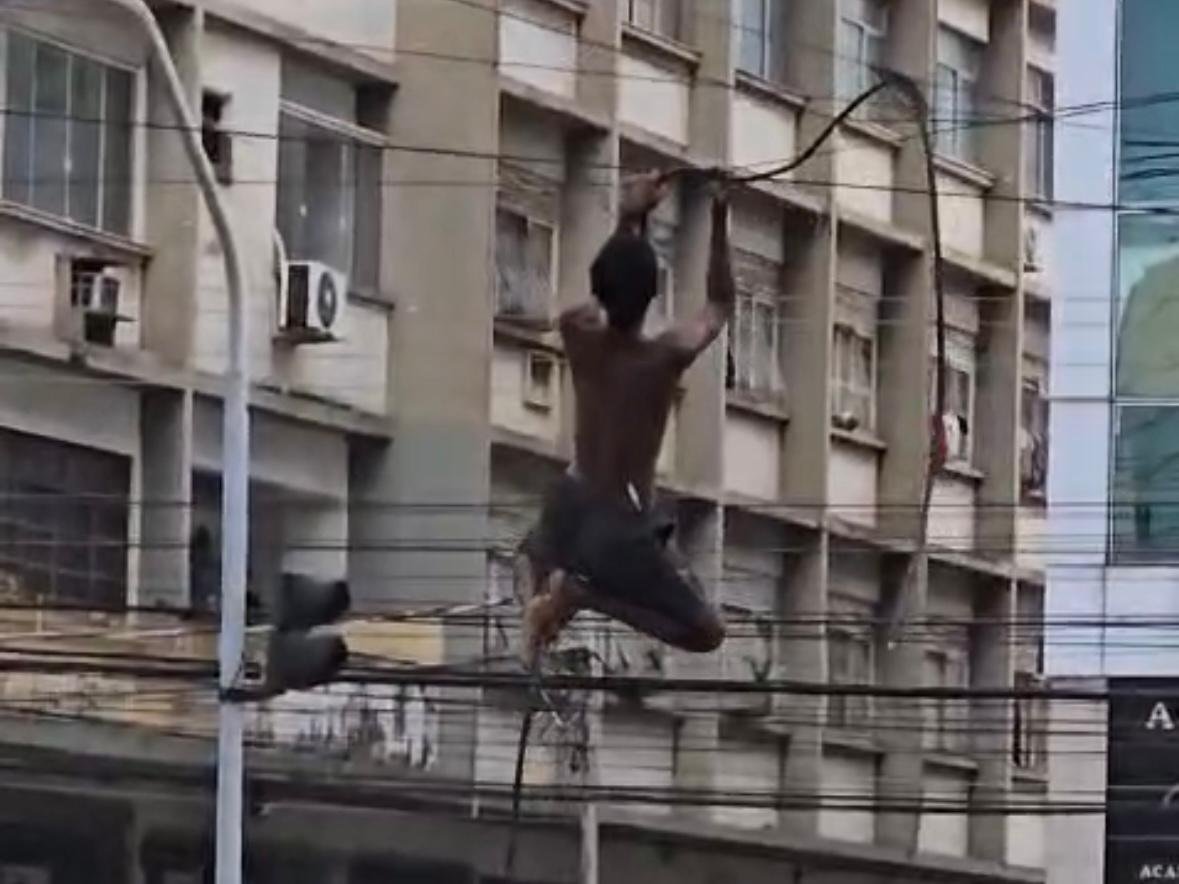Vídeo mostra homem pendurado em cabos de telefonia em Vitória; veja