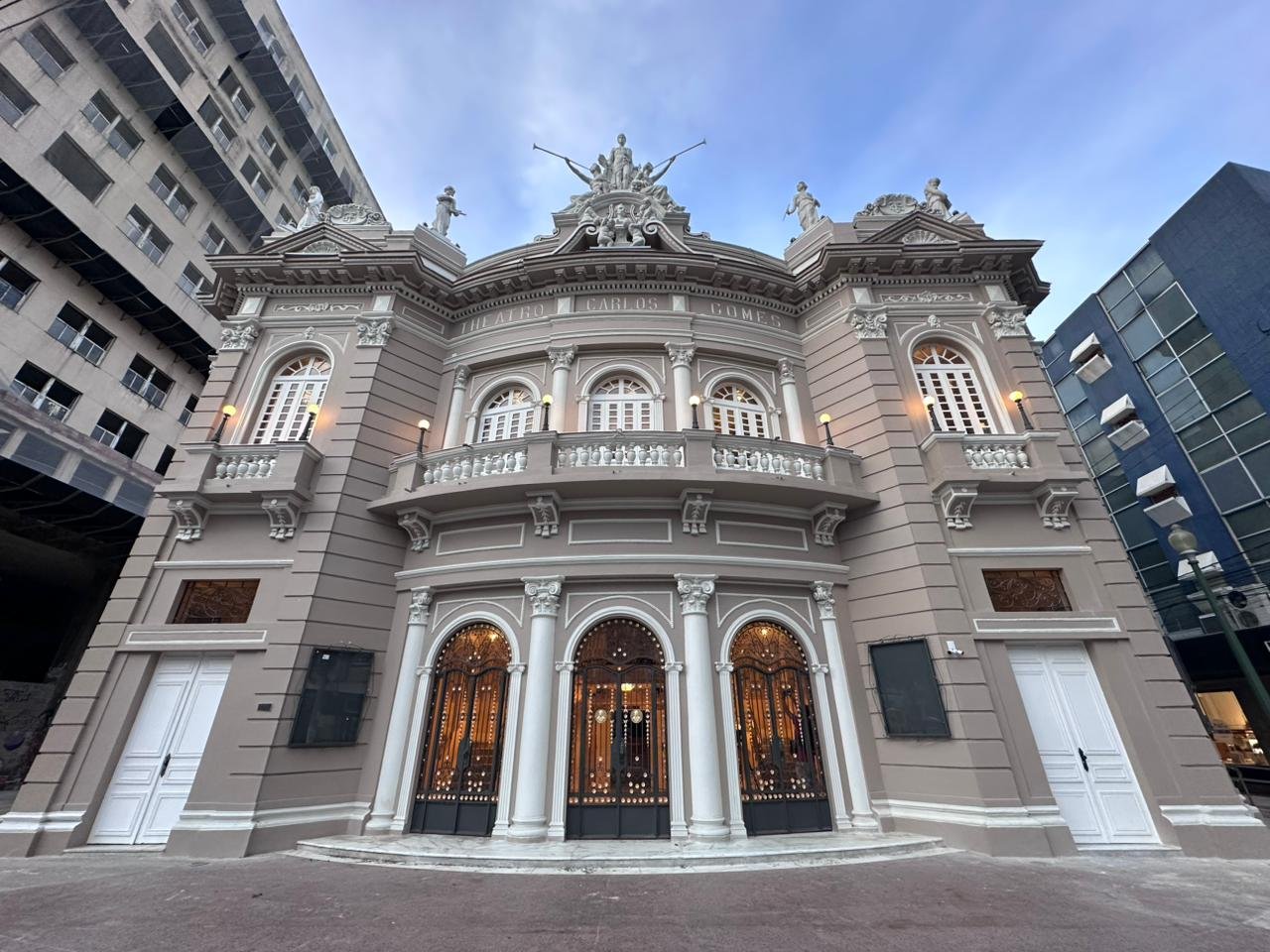 Restauro do Teatro Carlos Gomes revela douramentos em folha de ouro e piso original