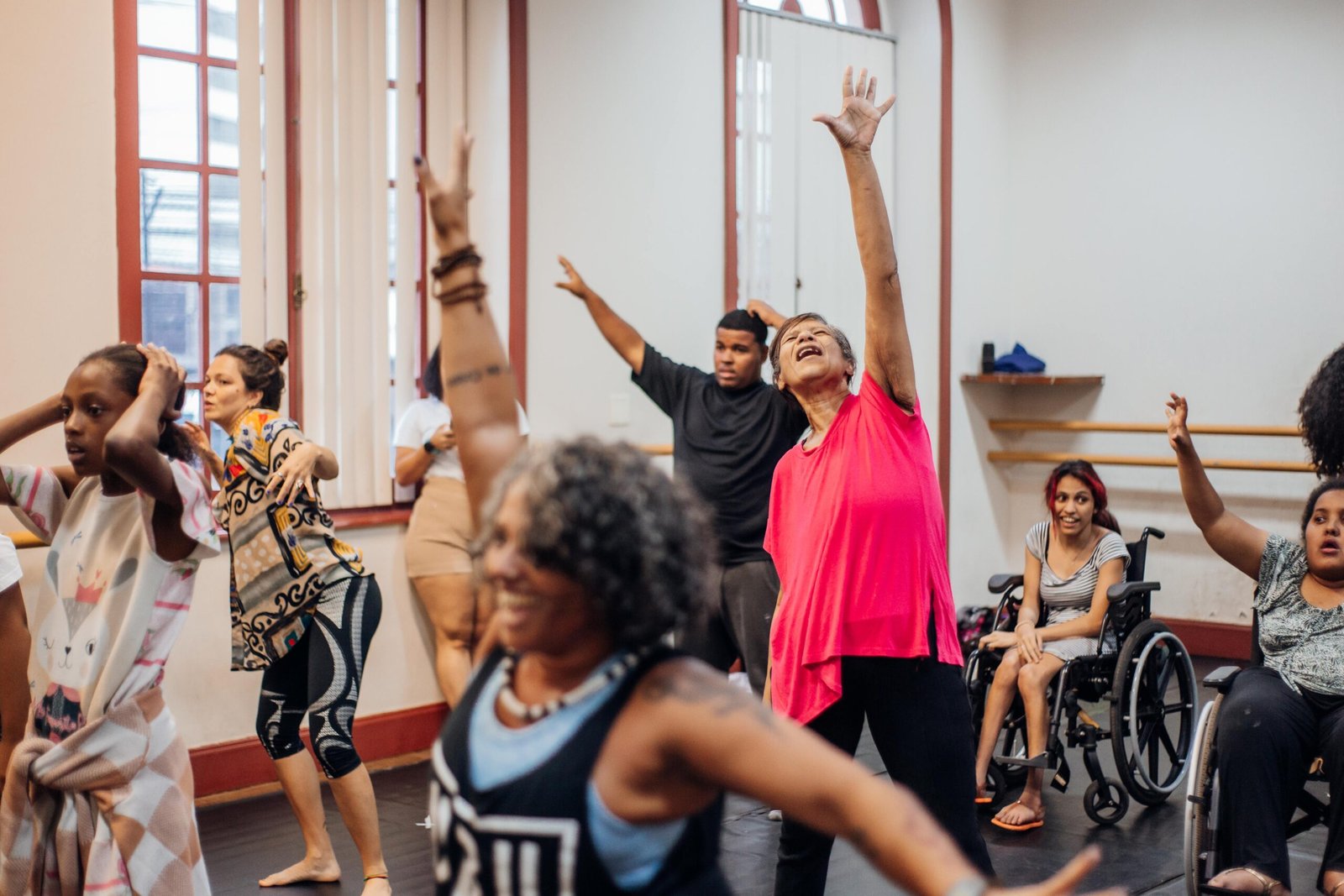 Flash mob de danças urbanas ocupa ruas e praças da Grande Vitória