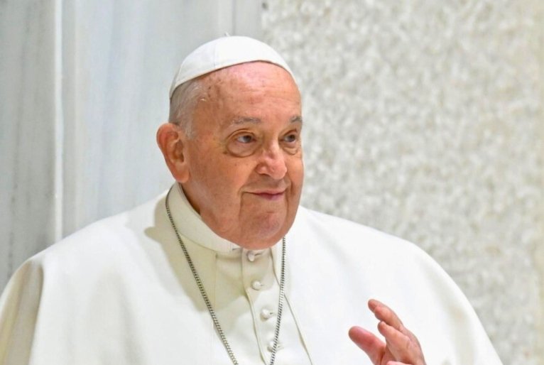 Papa apresenta leve melhora e insuficiência renal não preocupa, diz Vaticano