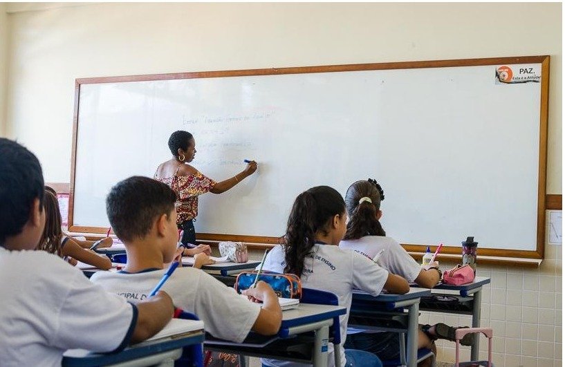 Serra abre seleção para contratar professores DT com salários até R$ 4,5 mil