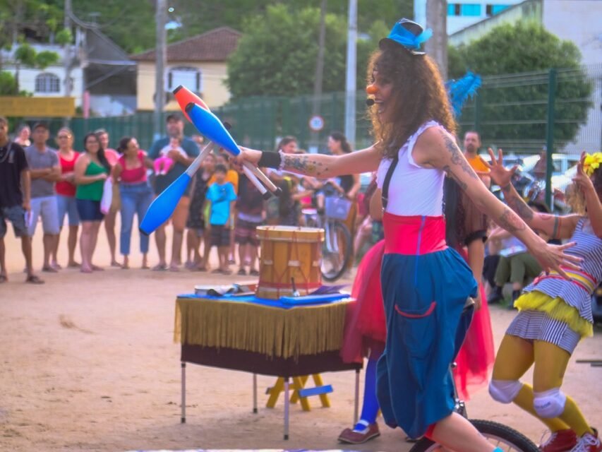 Grupo Árvore oferece oficinas gratuitas de malabares e perna-de-pau no Centro de Vitória