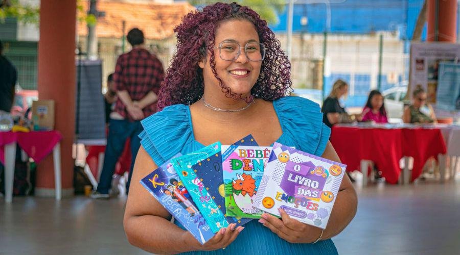 Escritora capixaba lança livros infantis que tratam das emoções neste sábado (25)