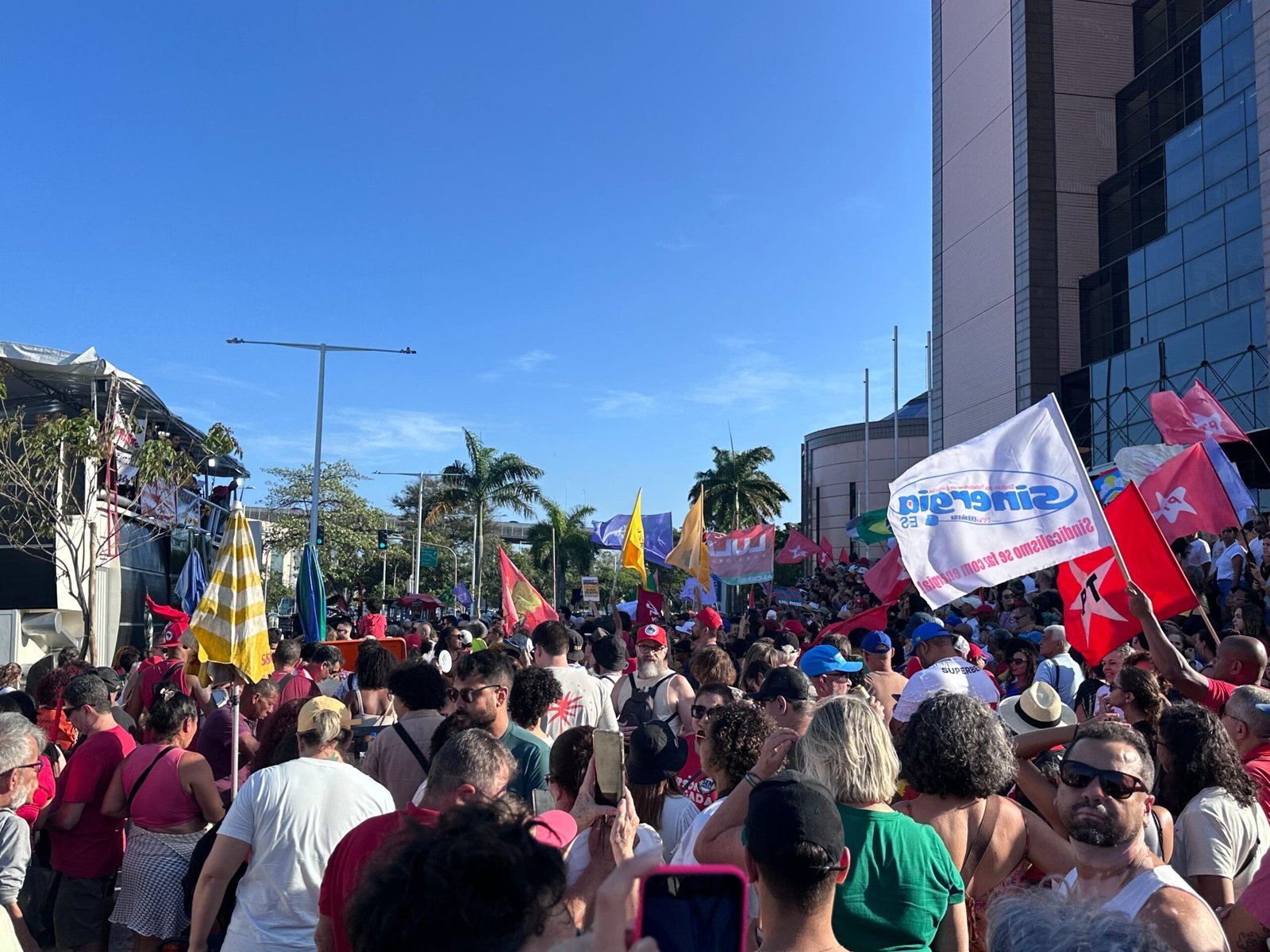 Manifestantes fazem ato contra anistia e PEC da Blindagem em Vitória