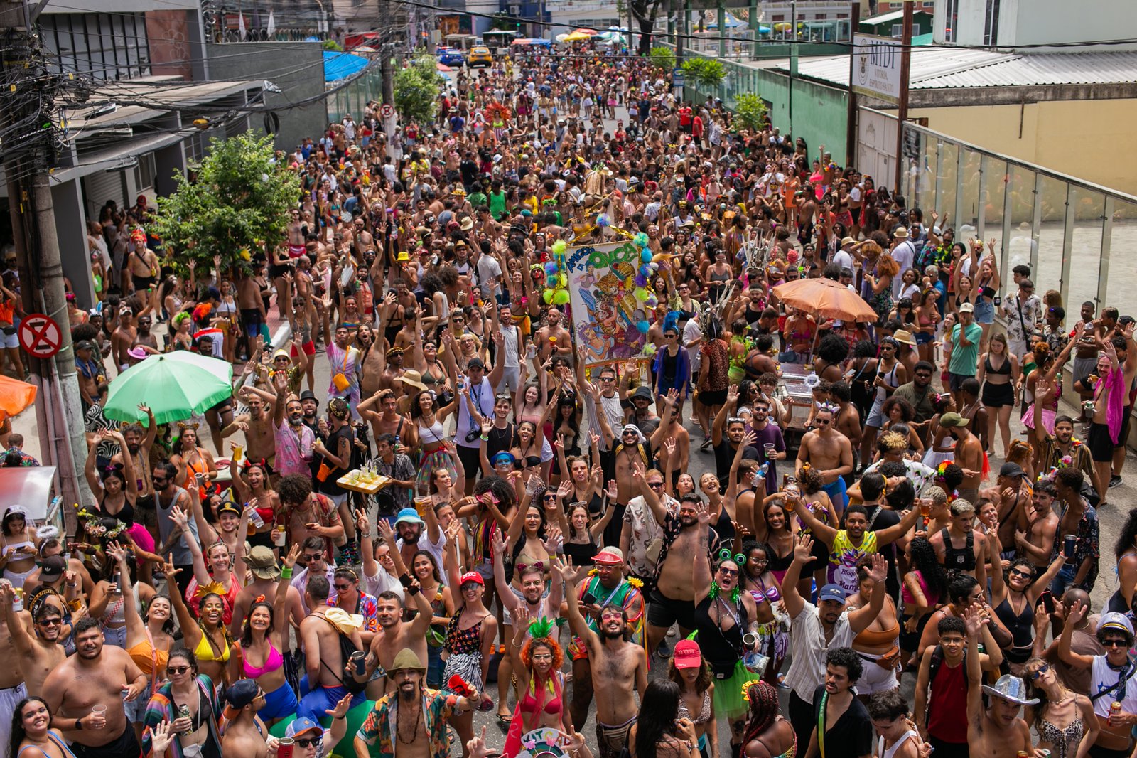 Crônica: O carnaval, duas dinossauras e as cócegas do inesperado