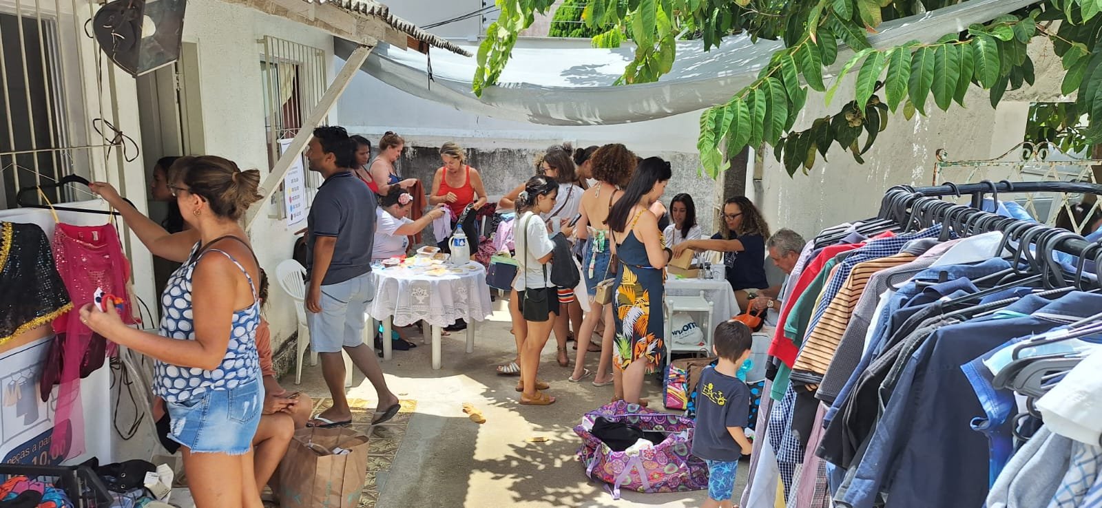 Bazar Kombi Fraterna realiza 4ª edição com preço mínimo de R$ 8, em Vitória
