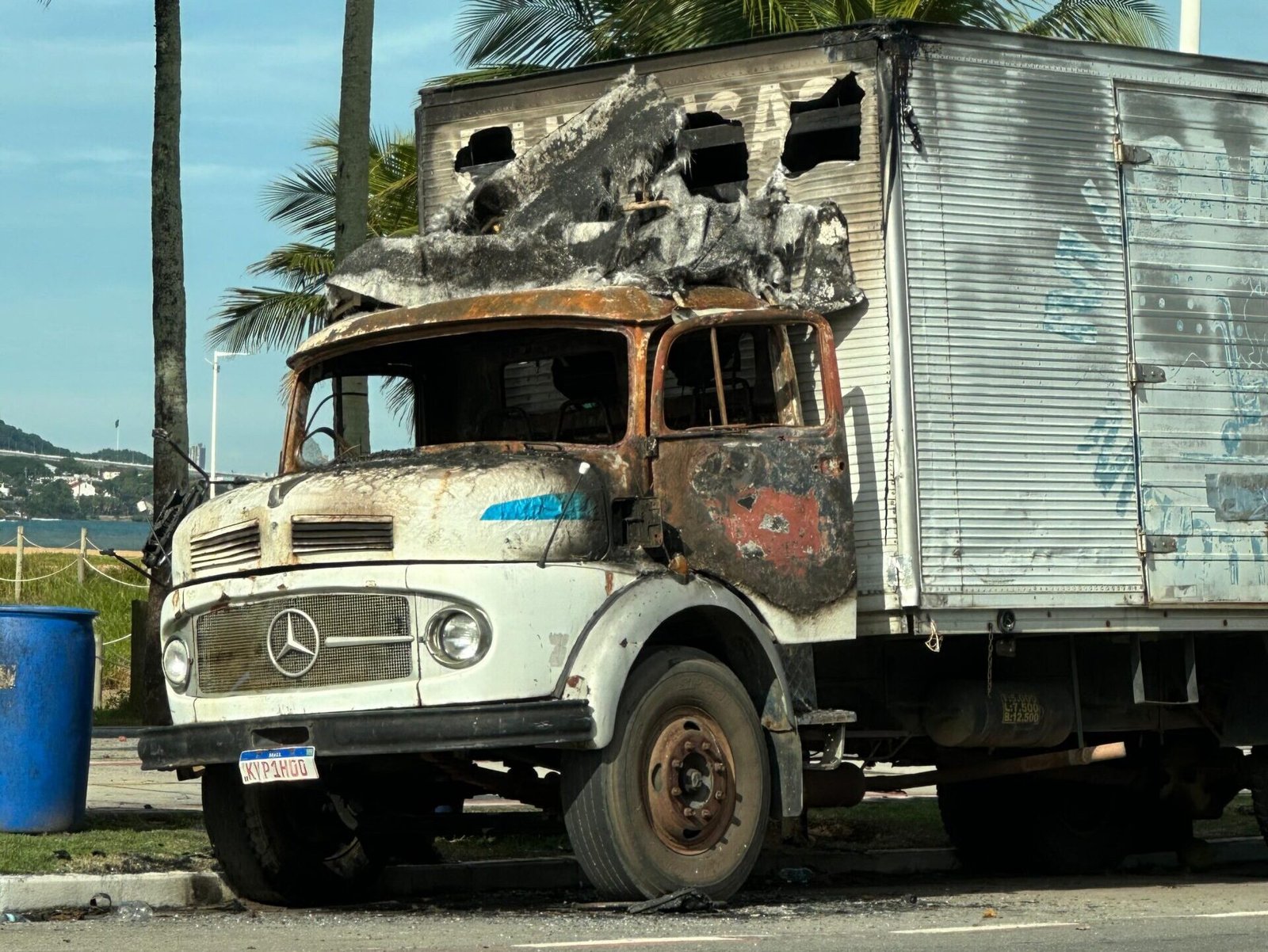 Vendedor de cocos tem caminhão incendiado pela 2ª vez em um ano em Camburi