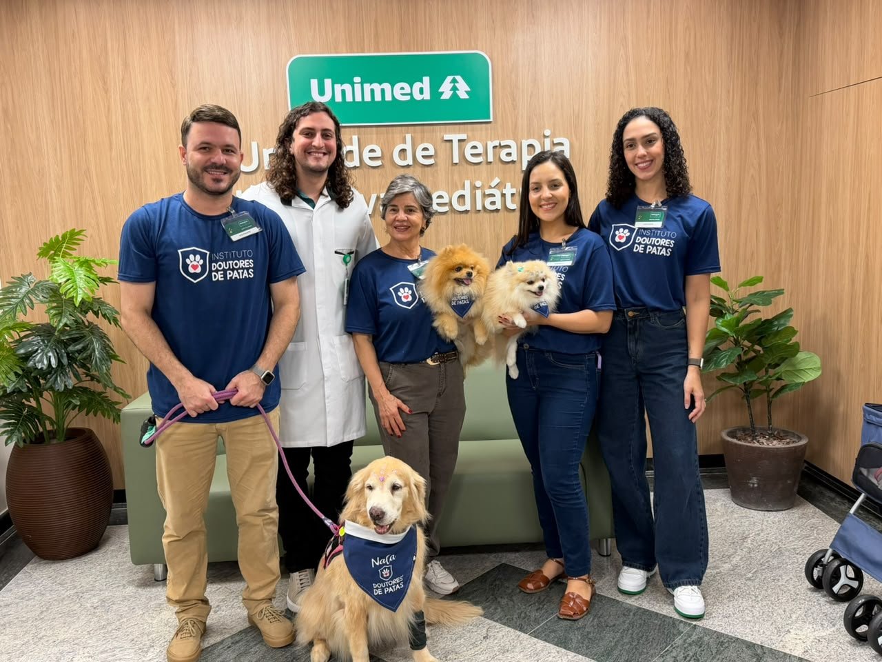 equipe de tutores do projeto Unipet, ao lado de seus cães.