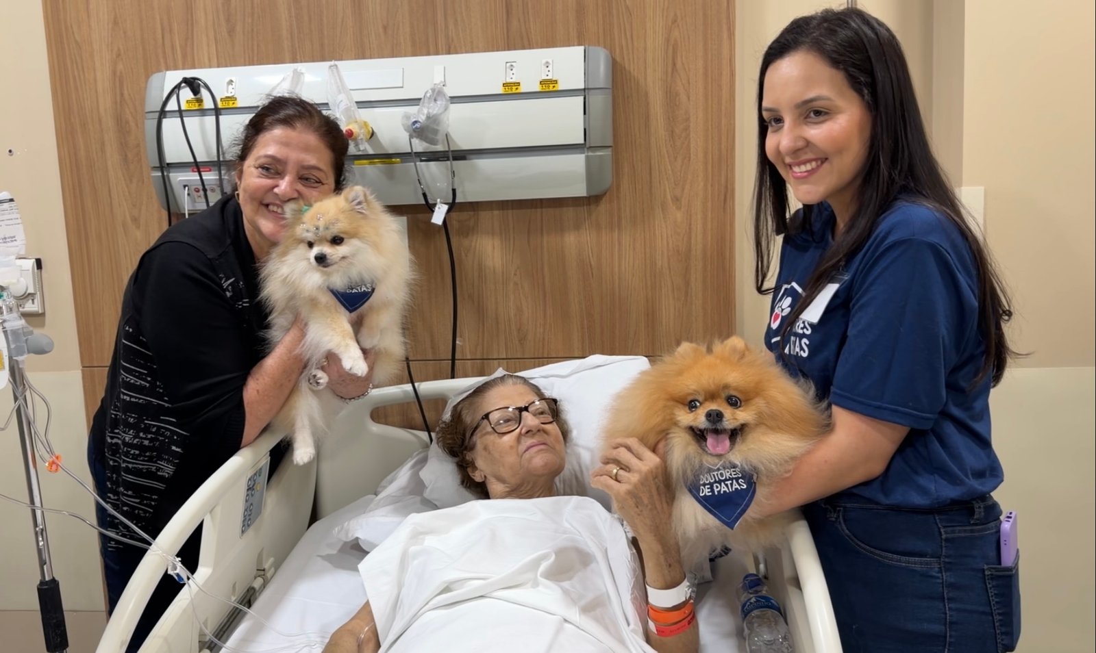 Rosiane Variner e sua mãe Zilda interegindo com os cachorros durante a visita do Unipet.