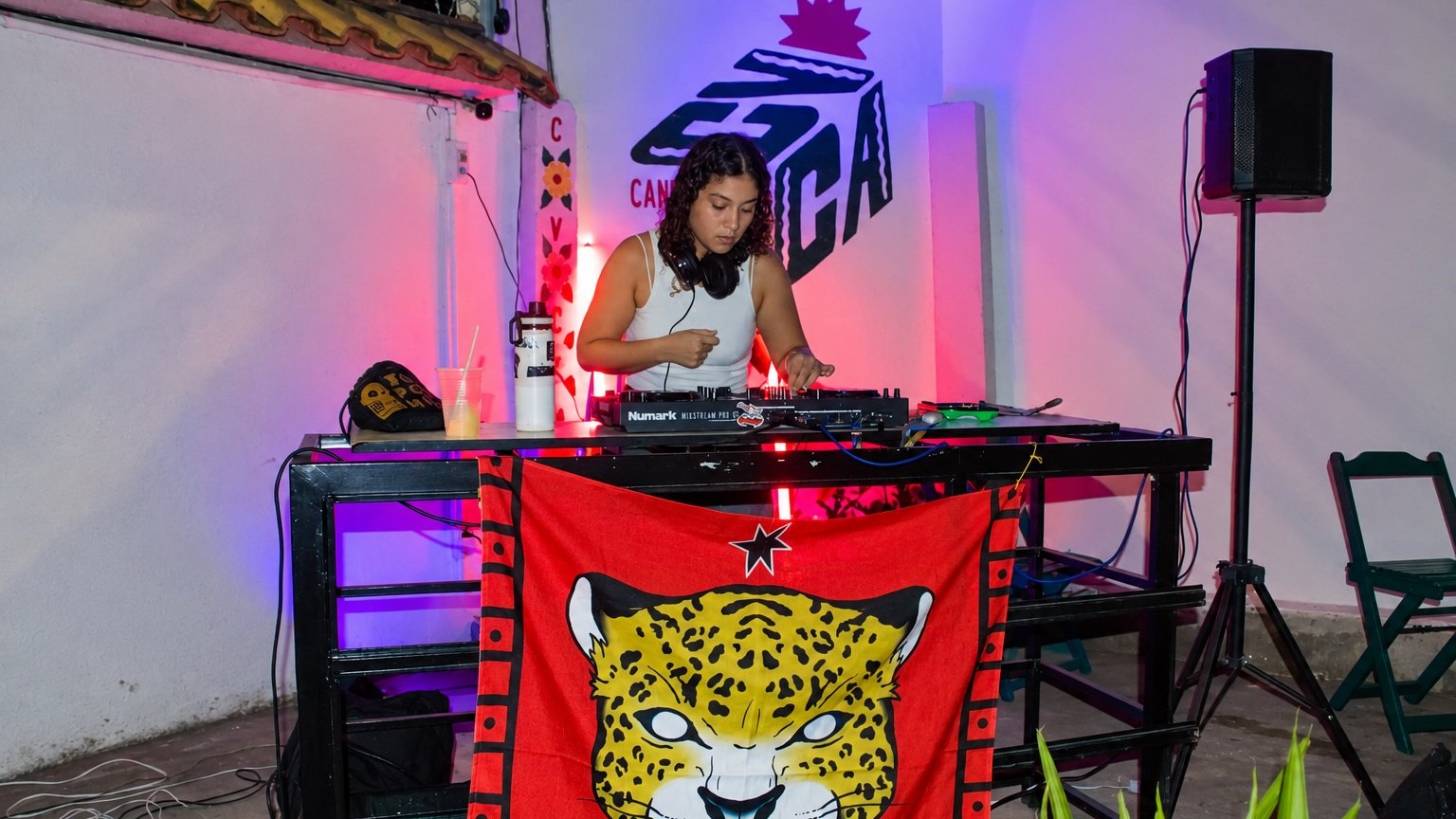 DJ sob Luzes Coloridas no Estúdio-capa