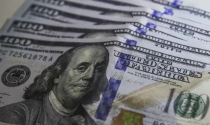 Dólar fecha na maior cotação do Plano Real na espera por cortes