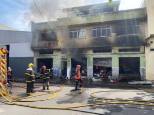 Incêndio de grande proporção atinge galpão em Vila Velha