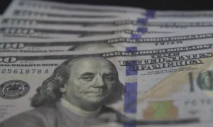 Dólar fecha perto dos R$ 6 e bate novo recorde após anúncio de pacote