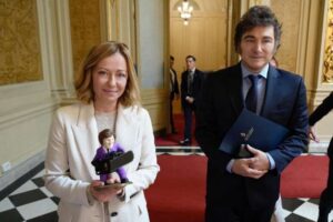 Milei presenteia primeira-ministra da Itália com um boneco de si mesmo