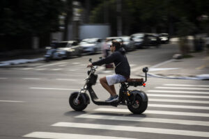 Placa de ‘autopropelido’: Regras para scooter elétrica em ciclovias