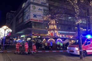 Carro invade mercado de Natal na Alemanha, mata ao menos 2 e fere 60