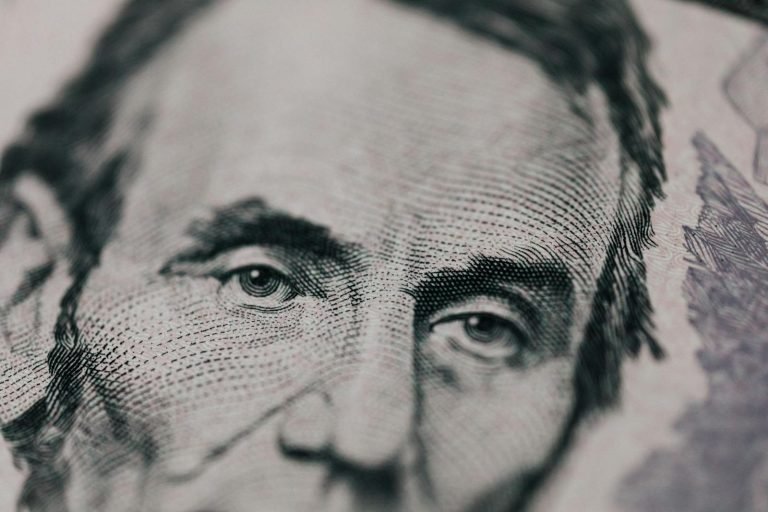Dólar fecha em R$ 6,06 e atinge recorde desde Plano Real