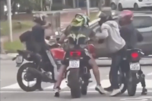 Criminosos atacam e roubam motociclista na avenida Faria Lima, em SP; veja vídeo