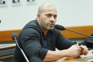 Moraes diz que Daniel Silveira mentiu ao usar hospital como álibi e mantém prisão