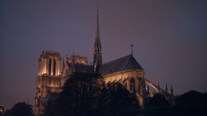 Notre-Dame reabre suas portas cinco anos após incêndio