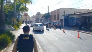 Motociclista é detido a paulada ao tentar fugir de blitz em MG