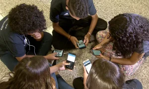 Senado aprova projeto que proíbe celular nas escolas em todo o país e texto vai à sanção