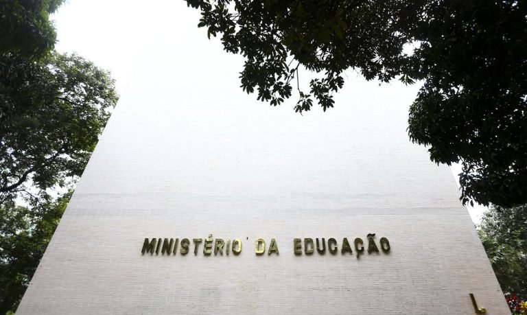 Concurso da Ebserh terá 545 vagas e salários de até R$ 17,9 mil