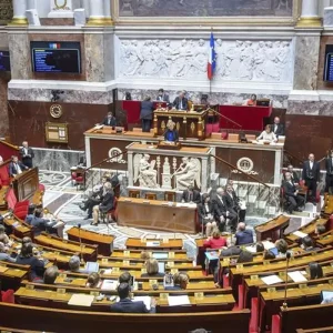 Parlamento francês vota moção decisiva para futuro do governo