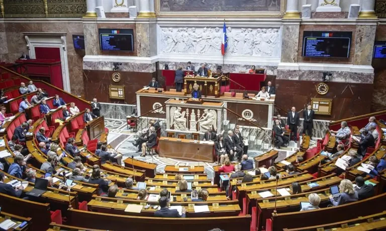 Parlamento francês vota moção decisiva para futuro do governo