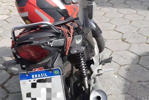 Motociclista sem habilitação é detido com moto clonada na Ilha do Frade