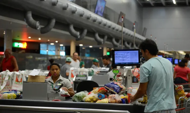 Preço dos alimentos ofusca aumento da renda no Brasil e trava poder de compra