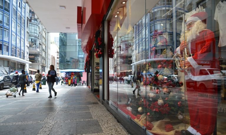 Comércio prevê R$ 69,75 bilhões em vendas de Natal; supermercados lideram