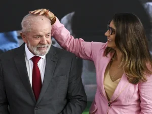 ‘Ainda estamos aqui, ao contrário do que planejavam os golpistas’, diz Lula em ato sobre 8/1