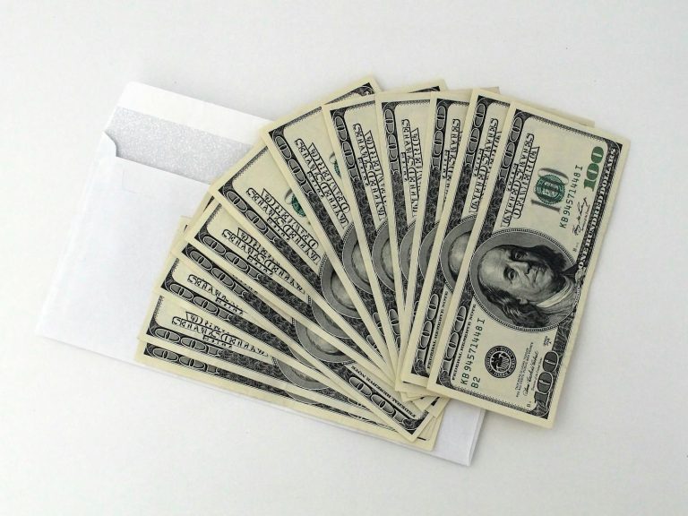 Dólar e Bolsa caem, com cenário externo e contas públicas do Brasil em foco