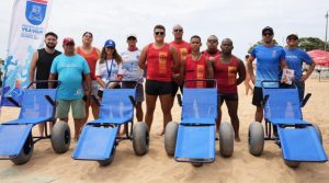 Projeto de banho de mar em cadeiras anfíbias tem horário e atendimento ampliados