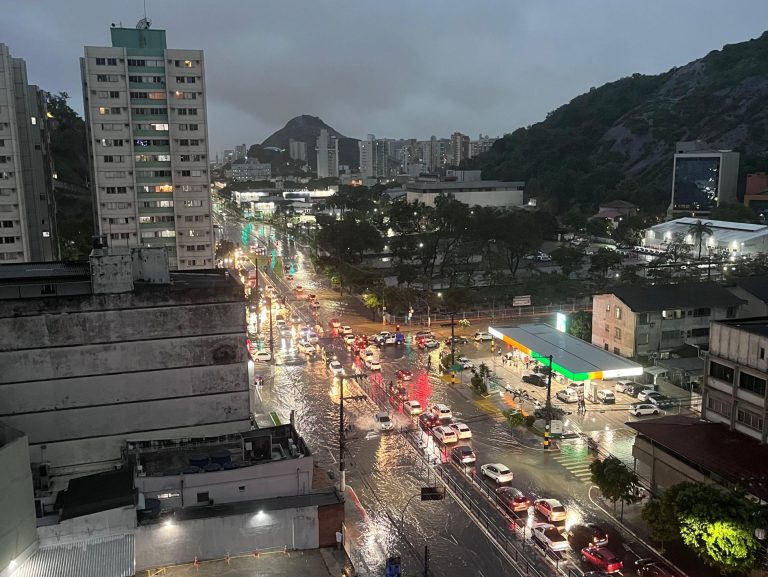 Temporal alaga ruas na Grande Vitória